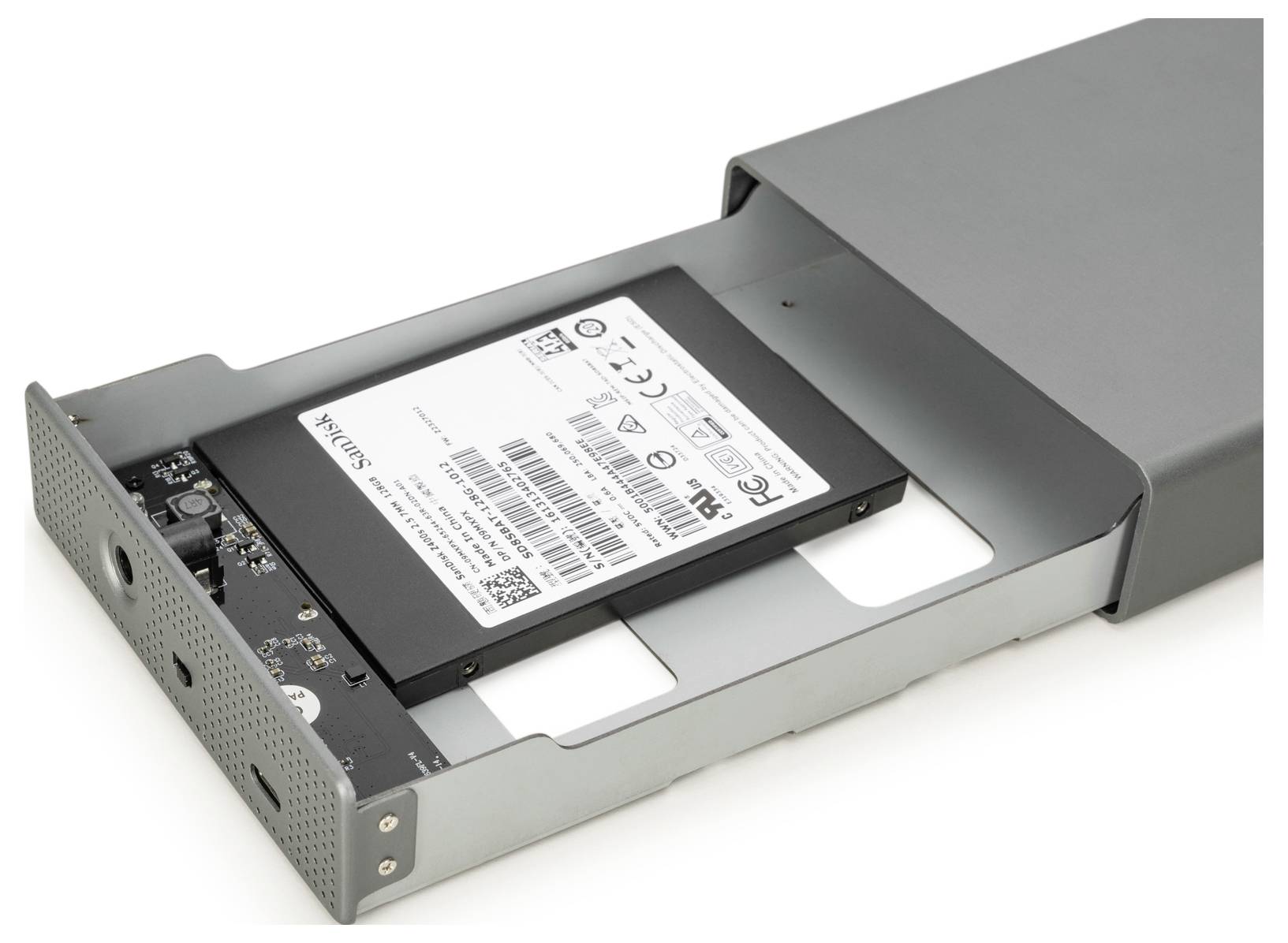 Ein offenes Festplattengehäuse mit sichtbarem internem Solid-State-Drive (SSD), das Anschlüsse und Schaltkreise zeigt.