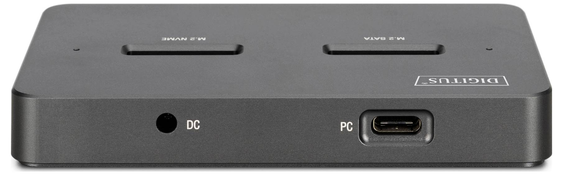 Gerät der Marke 'Digitus' mit USB-C-Anschluss mit der Bezeichnung 'PC' und einer Stromeingangsanschluss mit der Bezeichnung 'DC'.