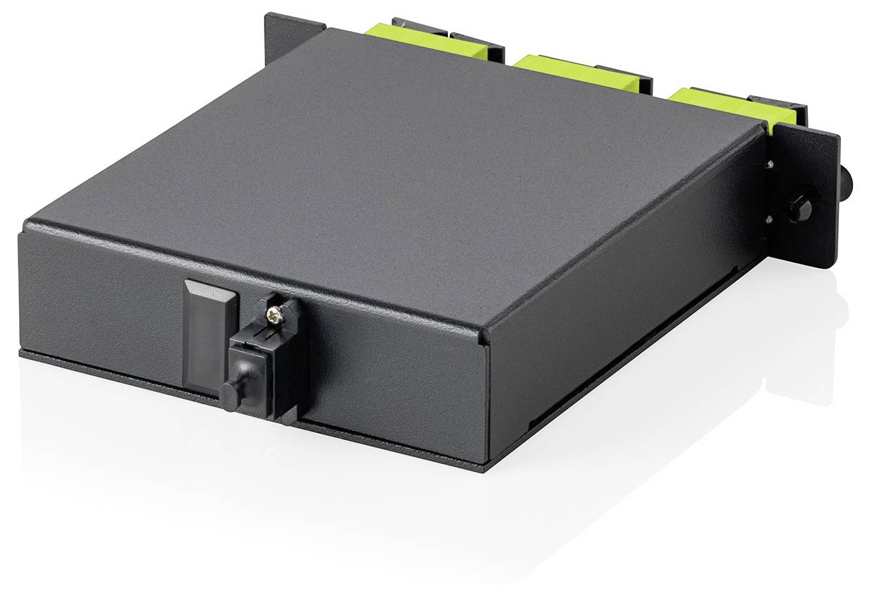 Ein kleines schwarzes elektronisches Gerät mit einem verschließbaren vorderen Bedienfeld und drei grünen Anschlüssen auf der Rückseite. Es handelt sich offenbar um ein Stück Netzwerkhardware.