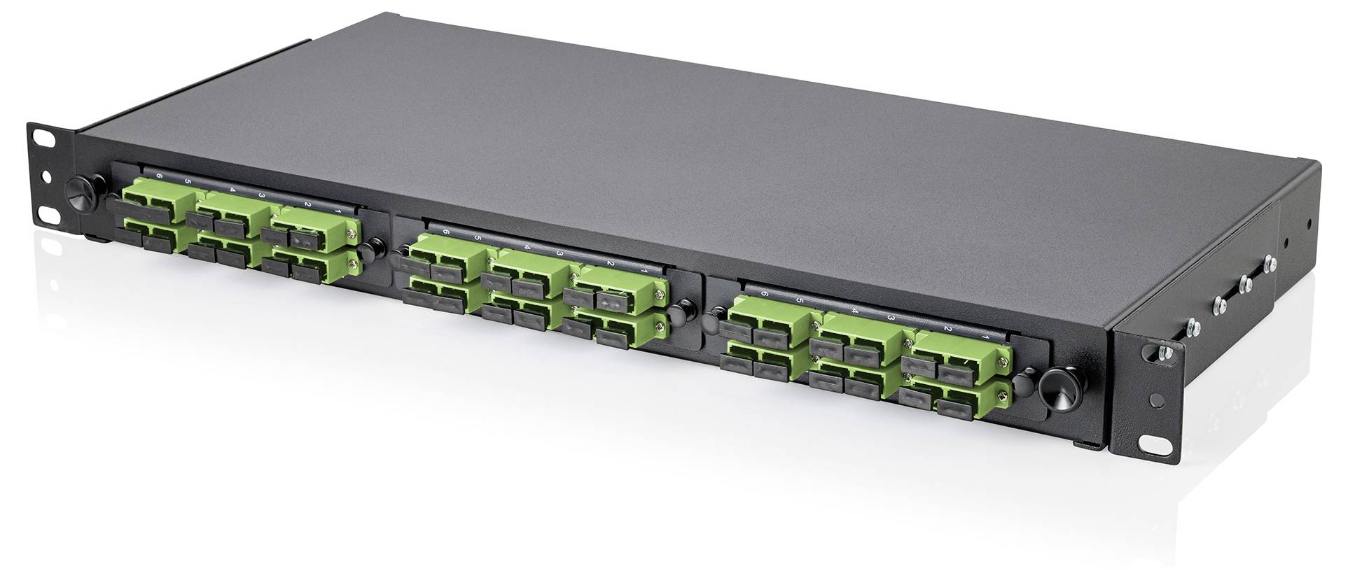 Ein schwarzes Glasfaser-Patchfeld mit mehreren grünen Steckern, die in zwei Reihen angeordnet sind und für Netzwerk- und Telekommunikationsanwendungen verwendet werden.