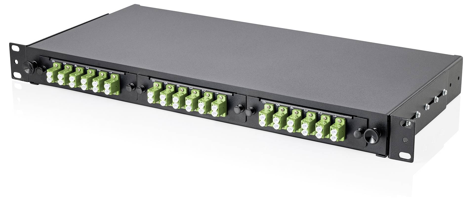 In ein Rack eingebautes Glasfaser-Patchfeld mit mehreren grünen Steckerports, wird für Netzwerk- oder Telekommunikationsverbindungen verwendet.