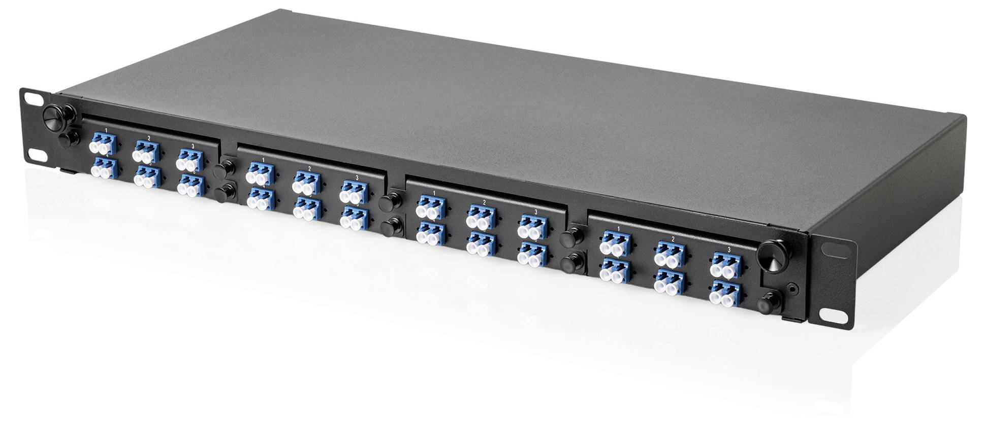 Fiber-Optik-Patchpanel mit mehreren Anschlüssen für Netzwerkverbindungen, untergebracht in einem Rack-Mount-Metallgehäuse, auf weißem Hintergrund dargestellt.