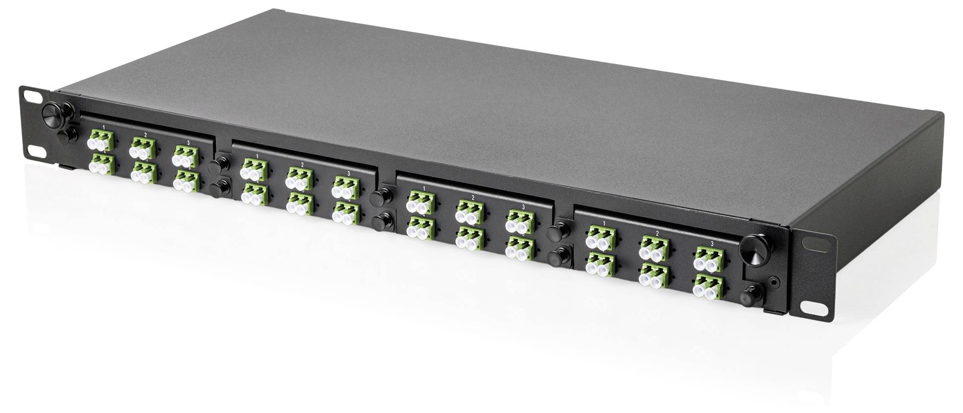 Ein schwarzes Glasfaser-Patchfeld mit mehreren grünen und weißen Anschlussports, entwickelt für die Verwaltung von Netzwerkkabeln in Serverracks.