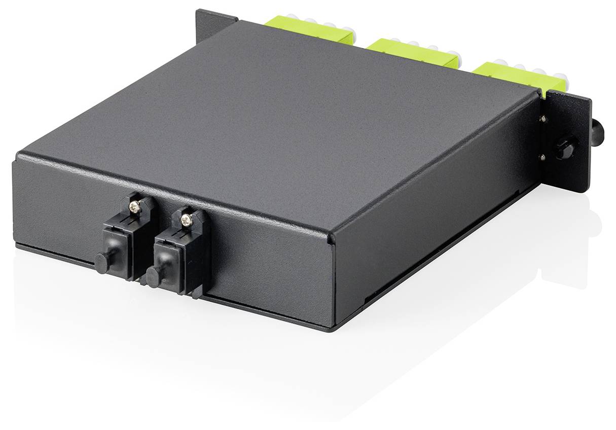 Faseroptische Spleißschale, schwarzes rechteckiges Design mit grünen Steckverbindern, wird zur Organisierung und zum Schutz von Lichtwellenleitern in der Telekommunikation verwendet.