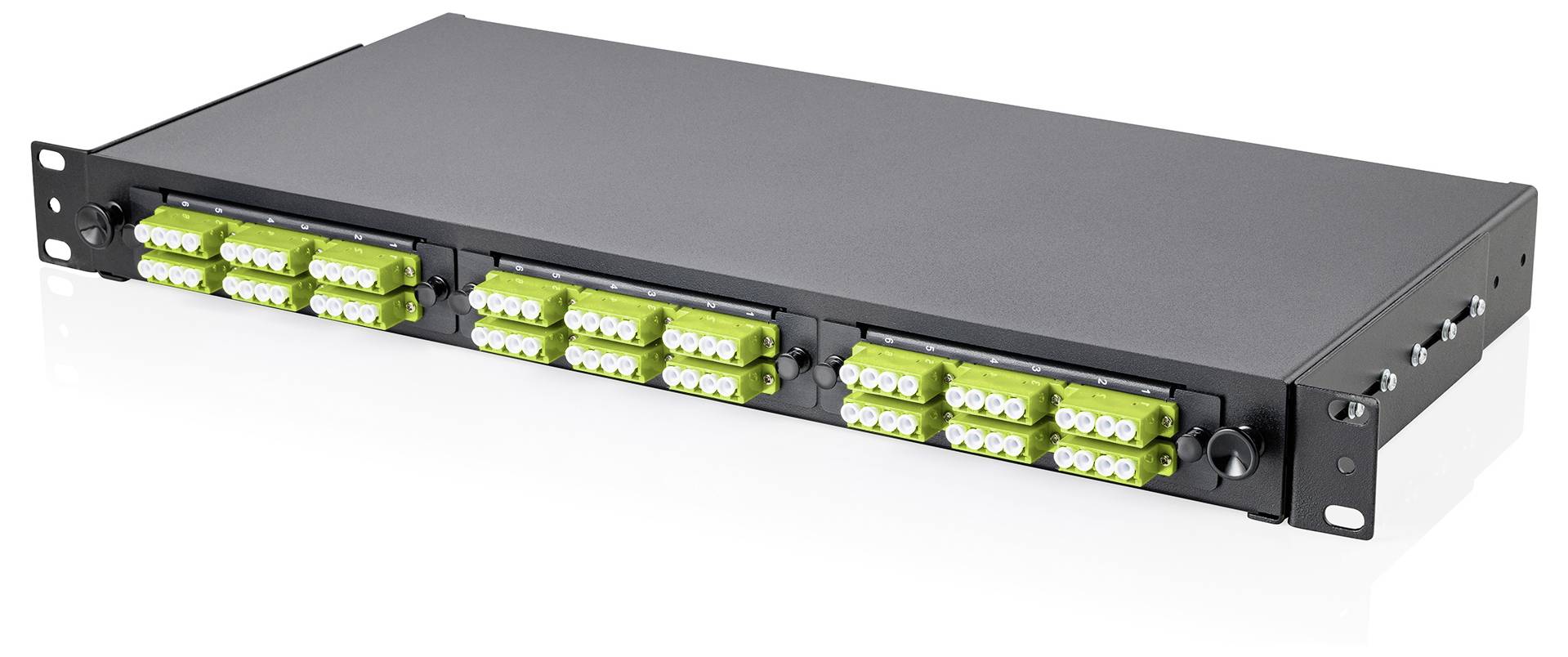 Ein schwarzes modulares Glasfaser-Patchfeld mit mehreren grünen Steckerports, das zur Organisation und Verwaltung von Netzwerk-Glasfaserverbindungen verwendet wird.
