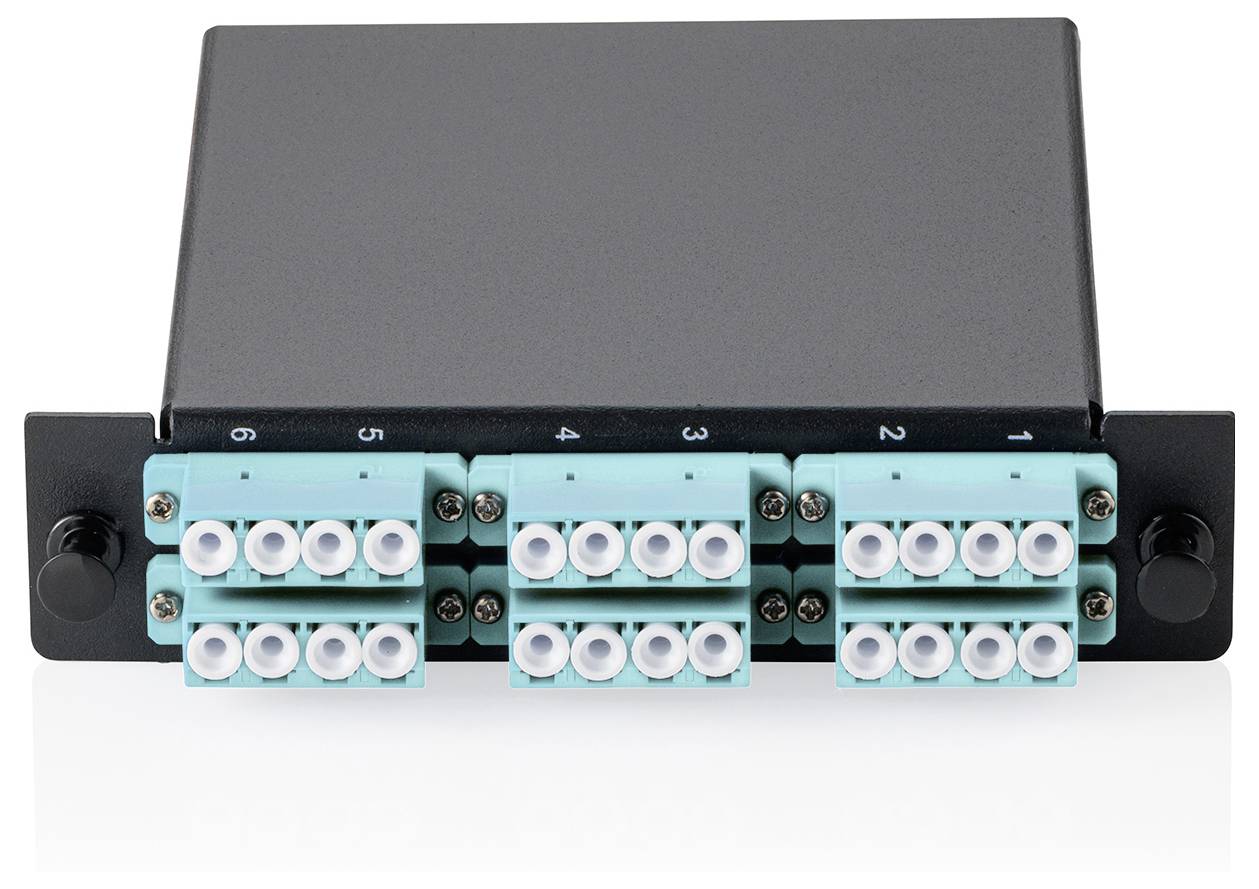 Ein schwarzes rechteckiges Netzwerkmodul mit vier Paaren von türkisfarbenen Glasfaserports, beschriftet mit 1 bis 6, das für Datenkonnektivität verwendet wird.