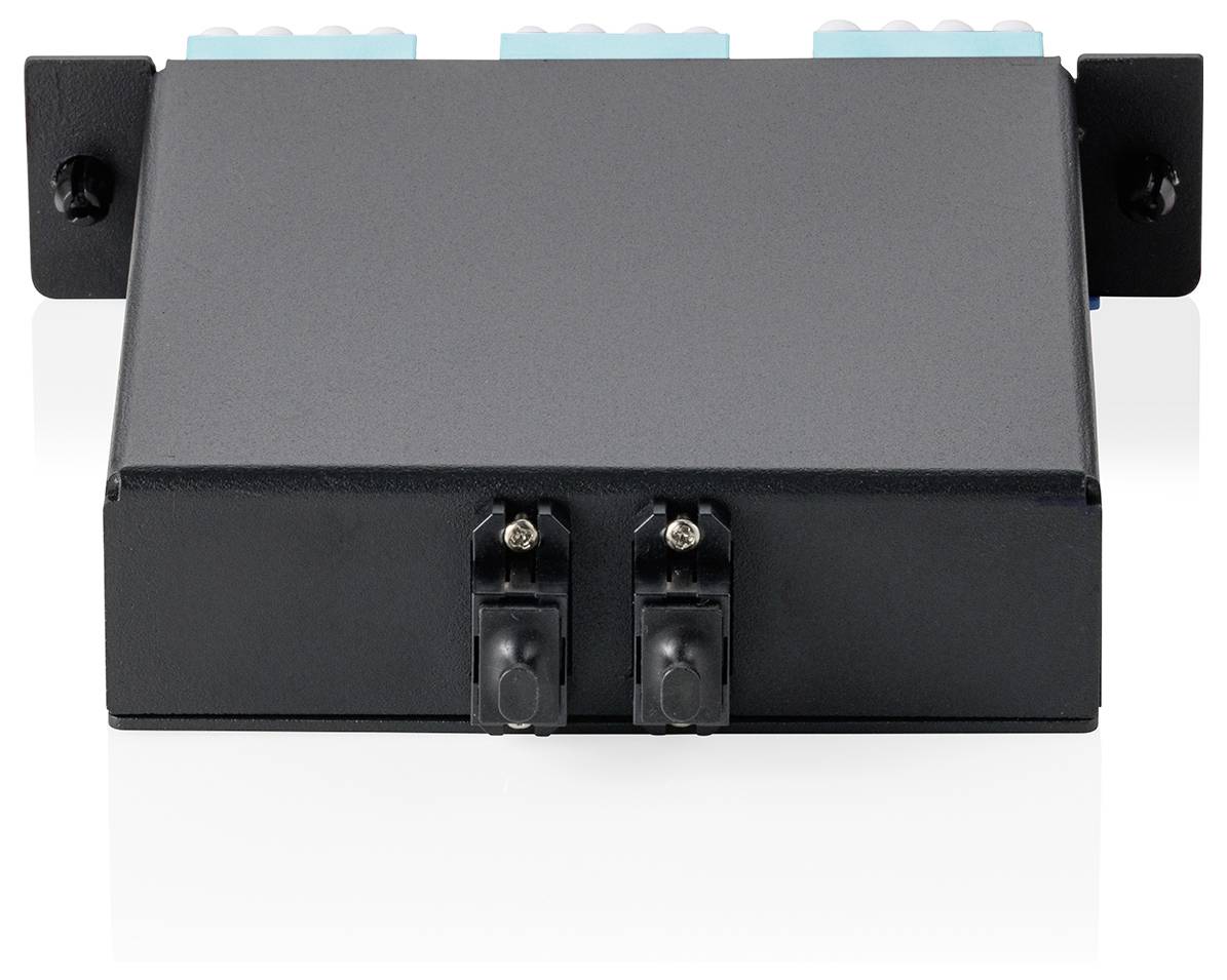 Ein kleines schwarzes elektronisches Gerät mit zwei Anschlüssen auf der Vorderseite, montiert auf einer Wandhalterung.