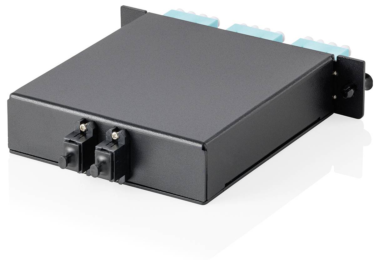 Eine schwarze Metalloptikfaserkassette mit mehreren Anschlüssen für Netzwerkverbindungen, entwickelt für effiziente Kabelorganisation und Datenverwaltung.
