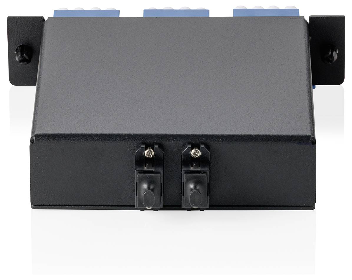 Ein schwarzes elektronisches Gerät mit zwei sichtbaren Frontanschlüssen, das auf einer Halterung montiert ist. Das Gerät scheint Teil einer Netzwerk- oder Telekommunikationseinrichtung zu sein.