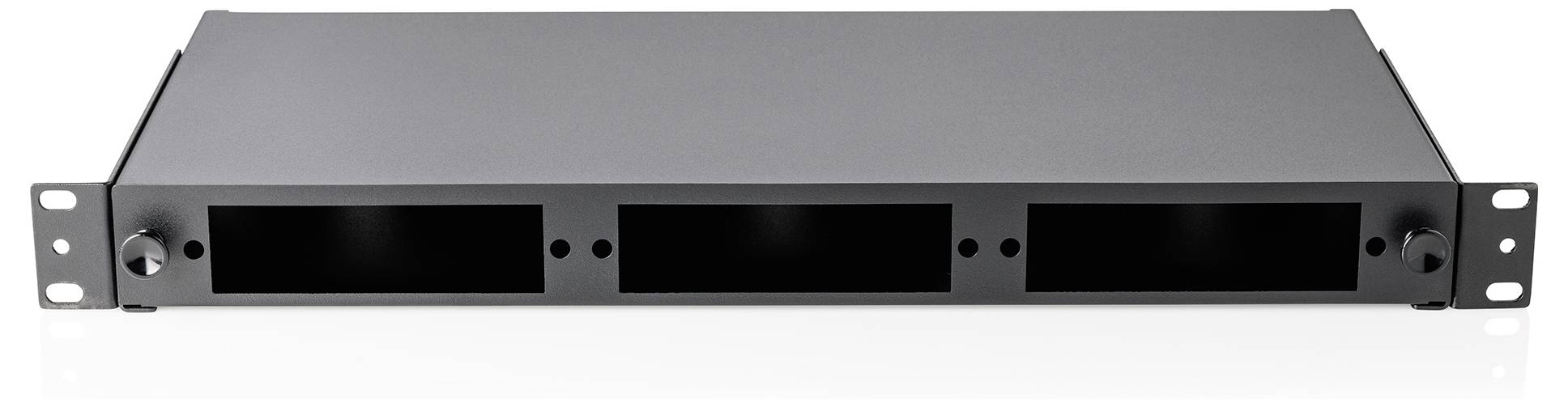 Ein schwarzes, rechteckiges Metall-Rack-Montagepanel mit drei offenen Schächten zur Montage elektronischer Komponenten.