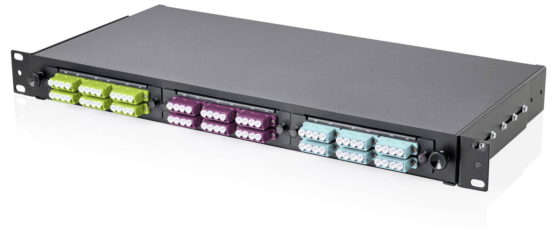 Ein schwarzes Netzwerk-Patchpanel mit mehreren farbigen Anschlüssen zur Kabelwirtschaft.