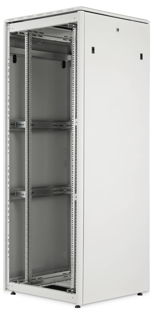Hohes, offenes Metallserver-Rack mit verstellbaren Regalen, das auf drei Seiten geschlossen ist und zur Organisation von Computer-Servern und Netzwerkgeräten bestimmt ist.