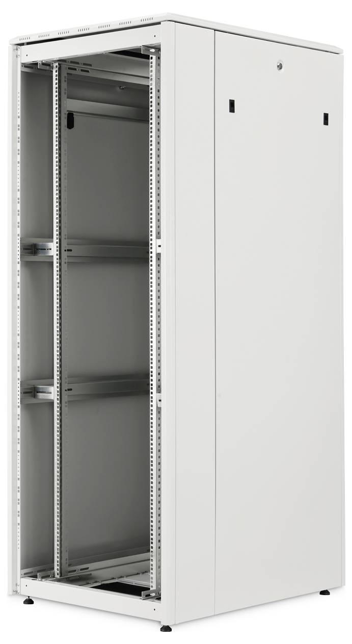 Ein hohes, leeres weißes Server-Rack-Gehäuse mit offener Vorderseite, das Innenführungsschienen und Regale zur Montage elektronischer Geräte zeigt.