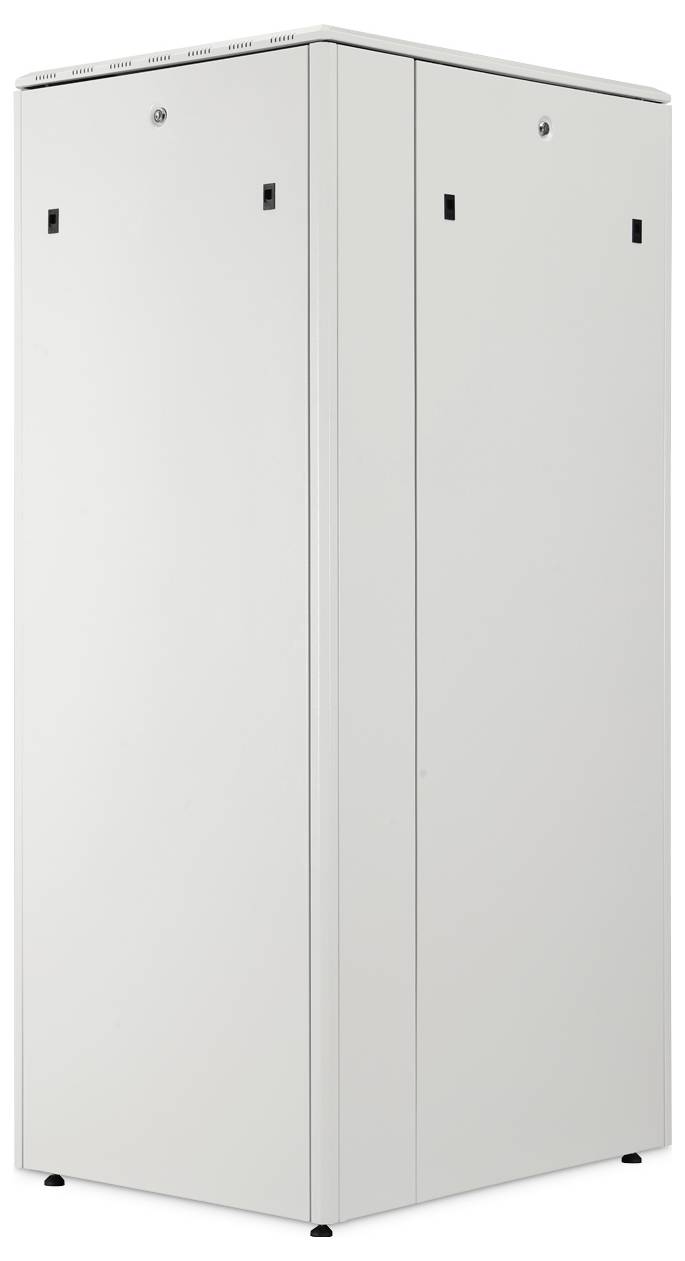 Hoher, weißer Metallschrank mit minimalistischem Design, mit einer glatten Oberfläche und kleinen, gleichmäßig verteilten Löchern auf den Frontpaneelen.