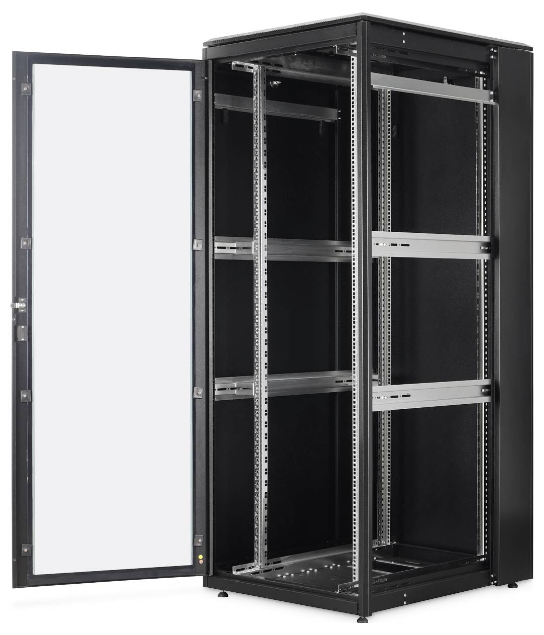 Ein offenes, leeres schwarzes Servergestell mit offener Glastür an der Vorderseite. Es ist mit einem Metallrahmen zur Montage von Servern und Netzwerkgeräten ausgestattet.