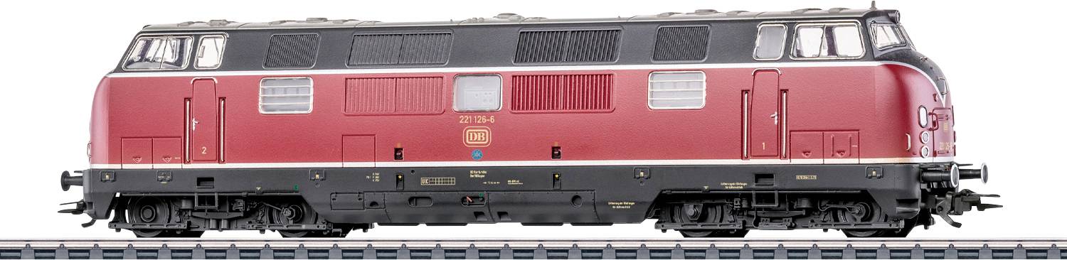 Rote Modell-Lokomotive auf Anzeigegleis, mit detailliertem Design, schwarzem Dach und sichtbaren Maschinenelementen.