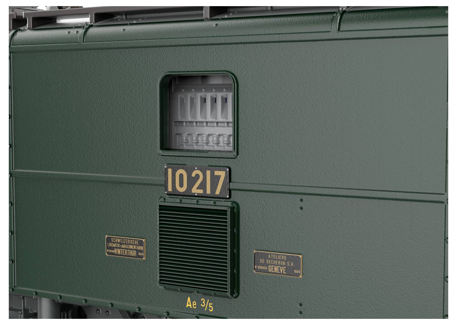 Nahaufnahme des detaillierten Außenbereichs einer vintage grünen Zuglokomotive, mit ornamentalen Gravuren, einem nummerierten Schild '10217' und einem Gitter.