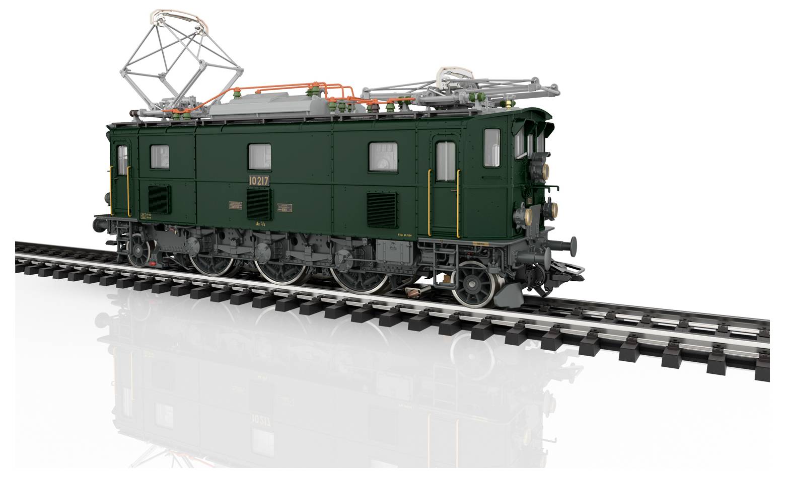 Ein vintage-Elektrobahnmodell mit detaillierten Merkmalen, einschließlich eines Oberleitung-Stromabnehmers und grünem Äußeren, ausgestellt auf Bahngleisen.