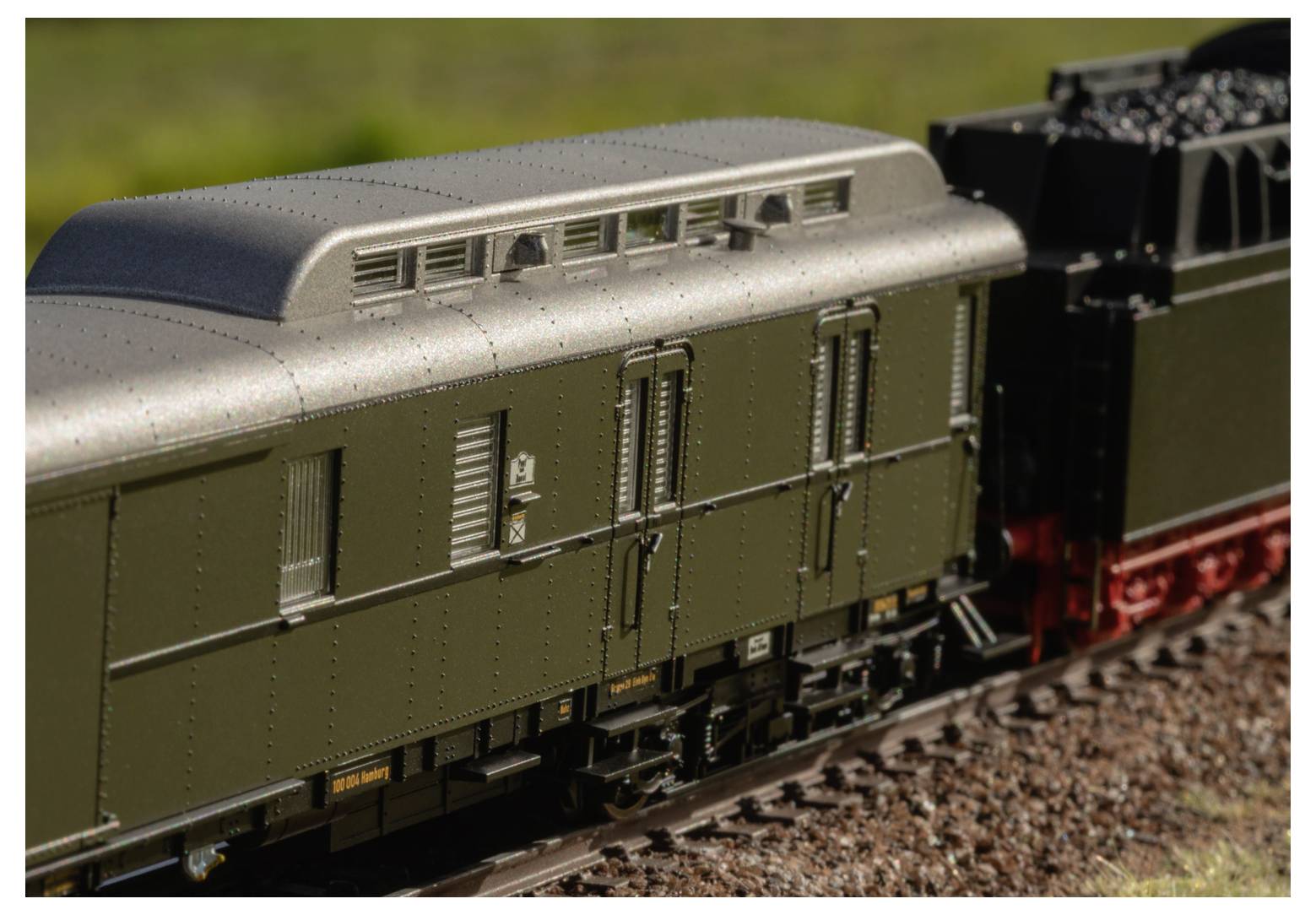 Langliche rechteckige Leuchte mit schlankem, modernem Design, an der Decke montiert. Der Metallrahmen hat eine glatte, minimalistische Oberfläche.