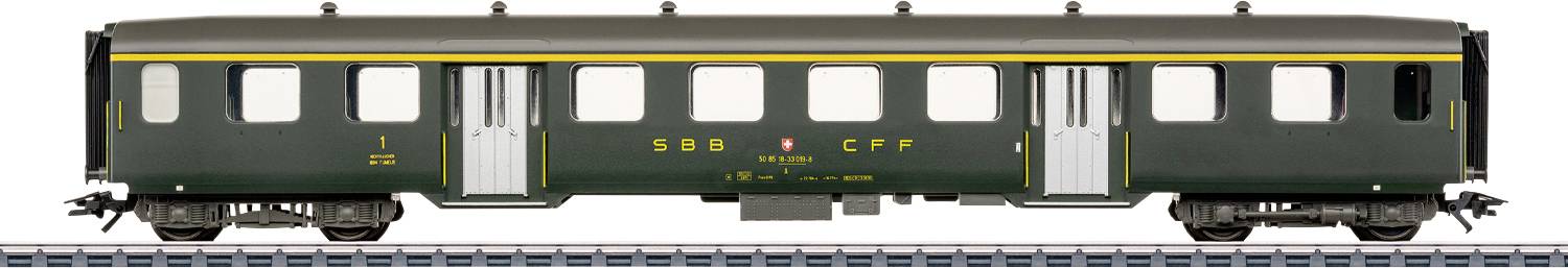 Ein Modell eines SBB CFF Schweizer Personenzugwagens mit grünem Wagenkasten, gelben Akzenten und weißen Türen, gezeigt auf einem Ausstellungsgleis.