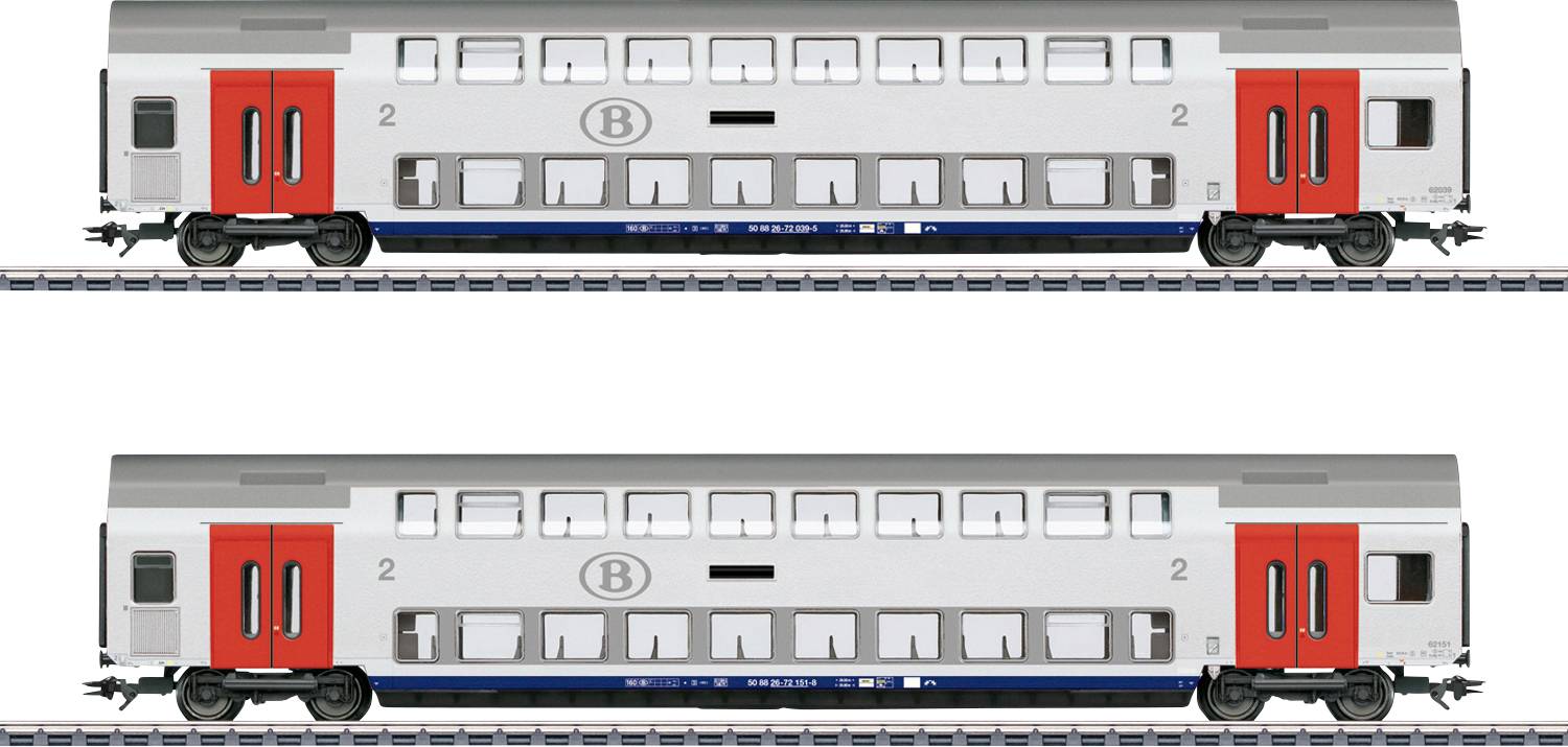 Zwei grau und rot gefärbte doppelstöckige Zugwagen auf parallelen Gleisen. Jeder Wagen hat ein 'B'-Logo und eine '2', die zweite Klasse kennzeichnet.