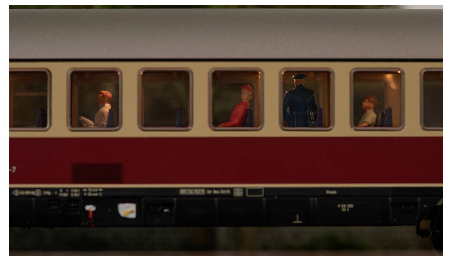 Ein detailliertes Modelleisenbahn-Set, das die komplexe Konstruktion und das Handwerk von Märklin zur Schau stellt. Zu den Merkmalen gehören ein grünes Äußeres, rote Räder und feingliedriges Metallwerk.