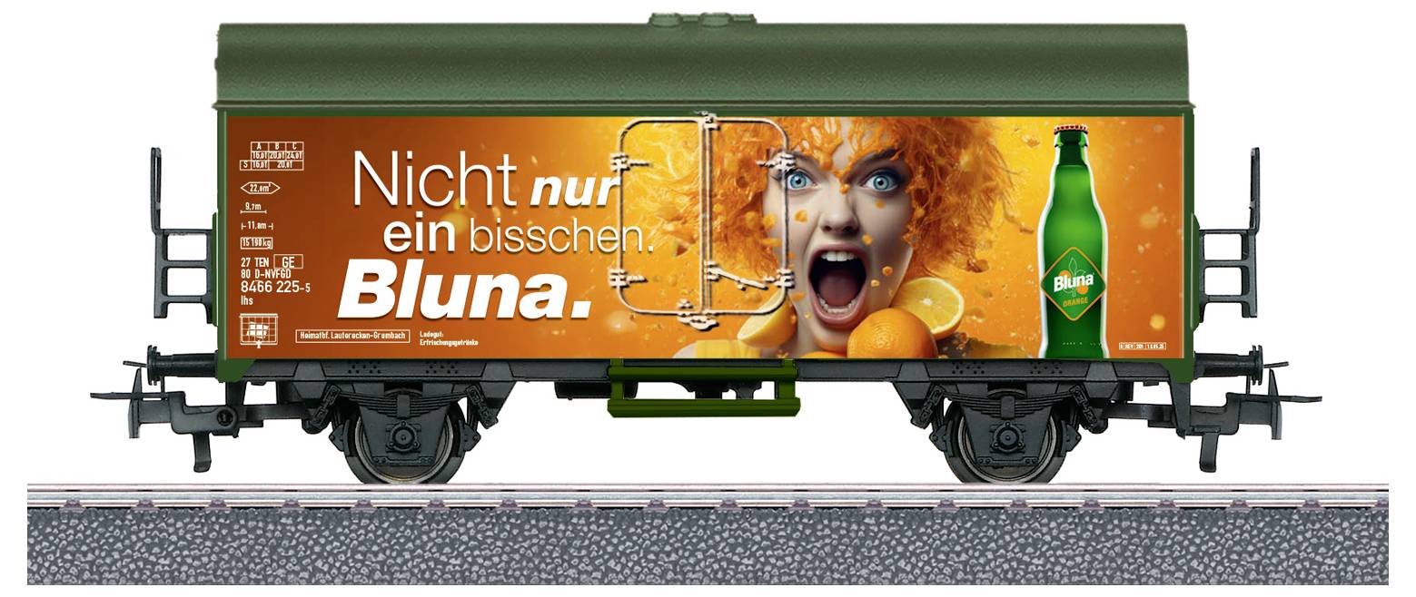 Ein Modellzug-Waggon mit einer Werbung, die eine Person mit orange gefärbtem Haar zeigt, die Orangen hält und schreit, neben einer grünen Flasche. Text: 'Nicht nur ein bisschen Bluna.'