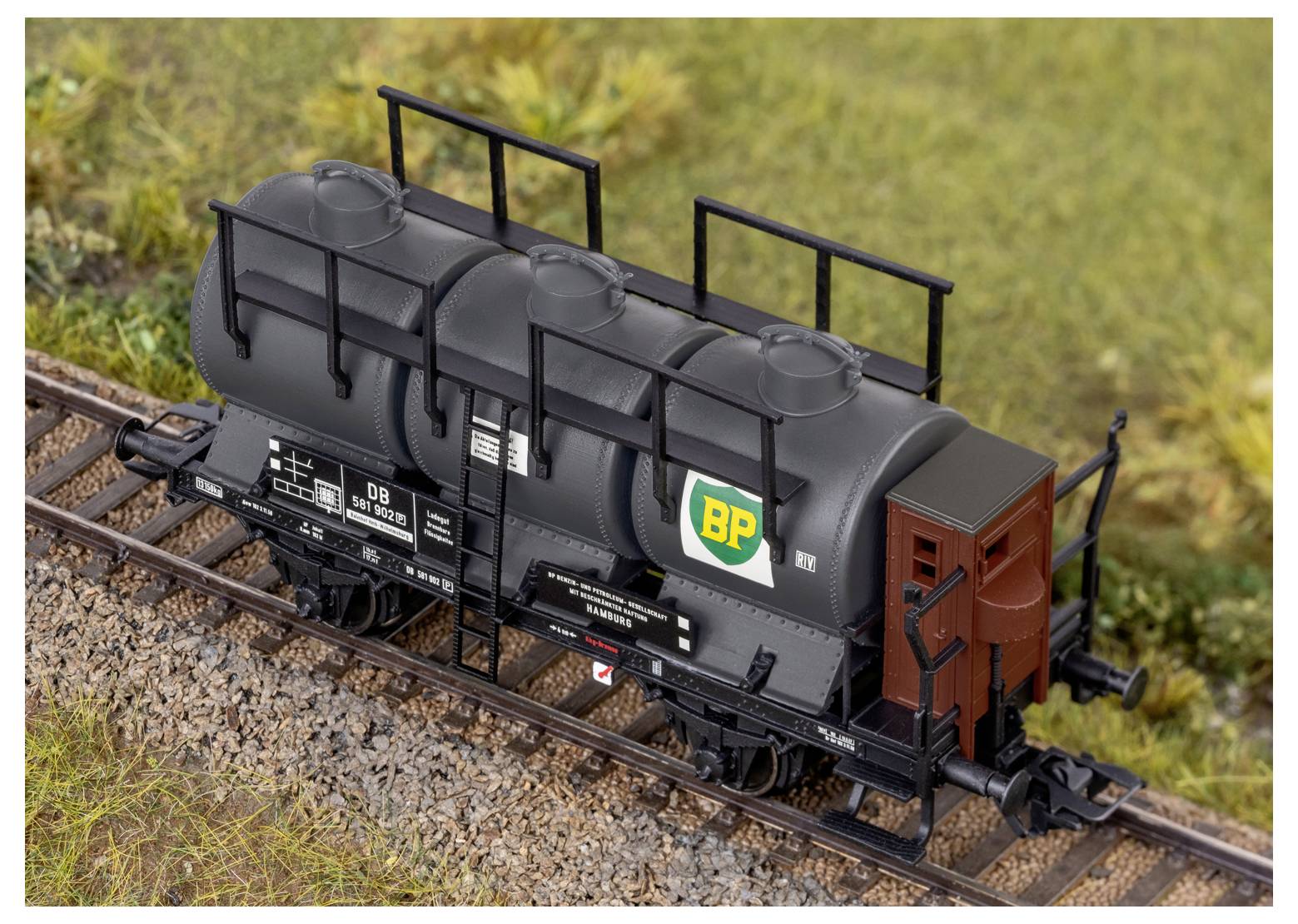 # Eine Schnittansicht eines hochsicheren Schlosses und Schlüssels mit internen Mechanismen und Sicherheitsmerkmalen, einschließlich Schutz gegen Aufbrechen und Bohren.