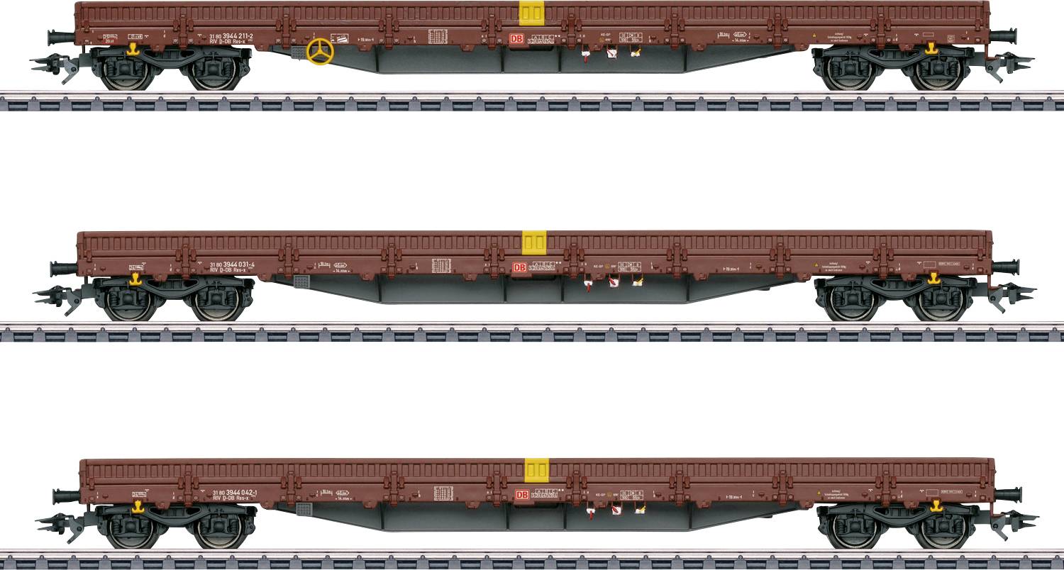 Drei braune Güterwagen mit Ladeflächen auf Schienen, jeder mit sichtbaren Rädern und Lagerbehältern darunter, horizontal parallel angeordnet.