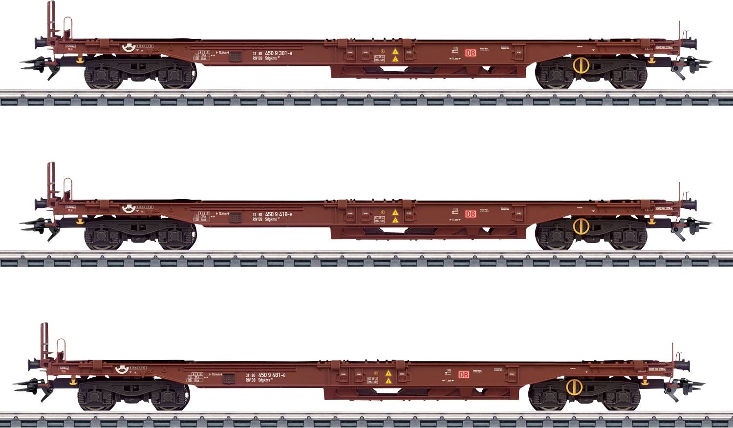 Drei identische Flachbetten-Eisenbahnwagen auf Gleisen, gleichmäßig voneinander entfernt, mit roter Farbe und sichtbaren Markierungen des Bahnunternehmens auf einfachem Hintergrund.