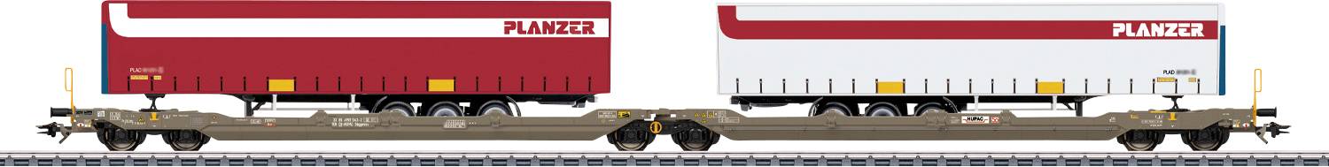 Zwei rot-weiße Güterwagen mit der Aufschrift 'PLANZER' auf einem Eisenbahnwagen auf Eisenbahngleisen montiert.
