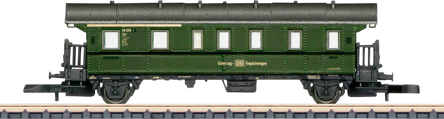 Ein Modell eines Vintage-Grün-Personenzugwagens mit mehreren Fenstern, ausgestellt auf einer Miniatureisenbahn-Gleisanlage.