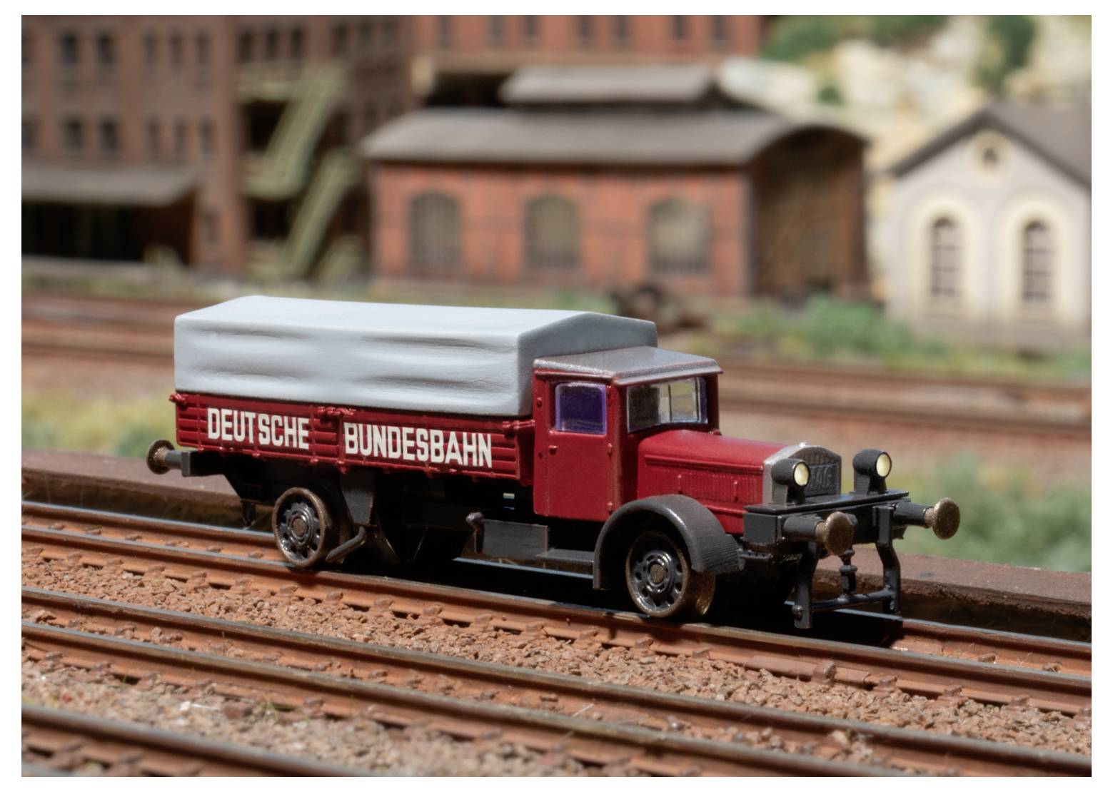 Ein Modellzuglok mit grünem und weißem Körper, gekennzeichnet mit „Southern