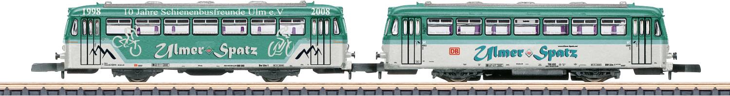Zwei grüne und weiße Vintage-Straßenbahnen auf Schienen, mit „Nature-Spots