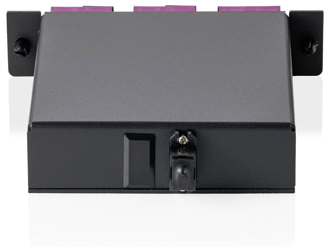Schwarzes rechteckiges elektronisches Gerät mit einer Taste auf der Vorderseite und Montageklammern auf jeder Seite, auf weißem Hintergrund platziert.