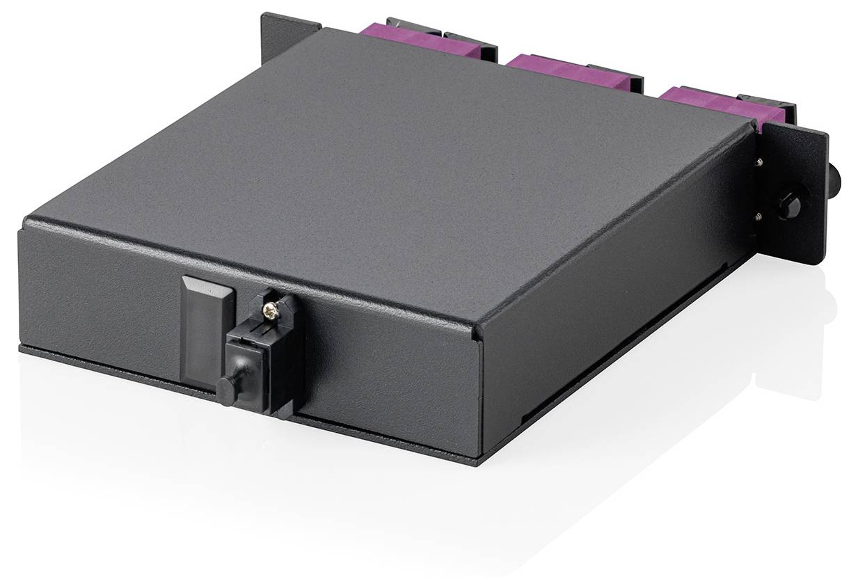 Eine schwarze, rechteckige Glasfaser-Kassette mit Anschlüssen an der Seite, die für das Kabelmanagement und die Verbesserung der Effizienz von Rechenzentren verwendet wird.