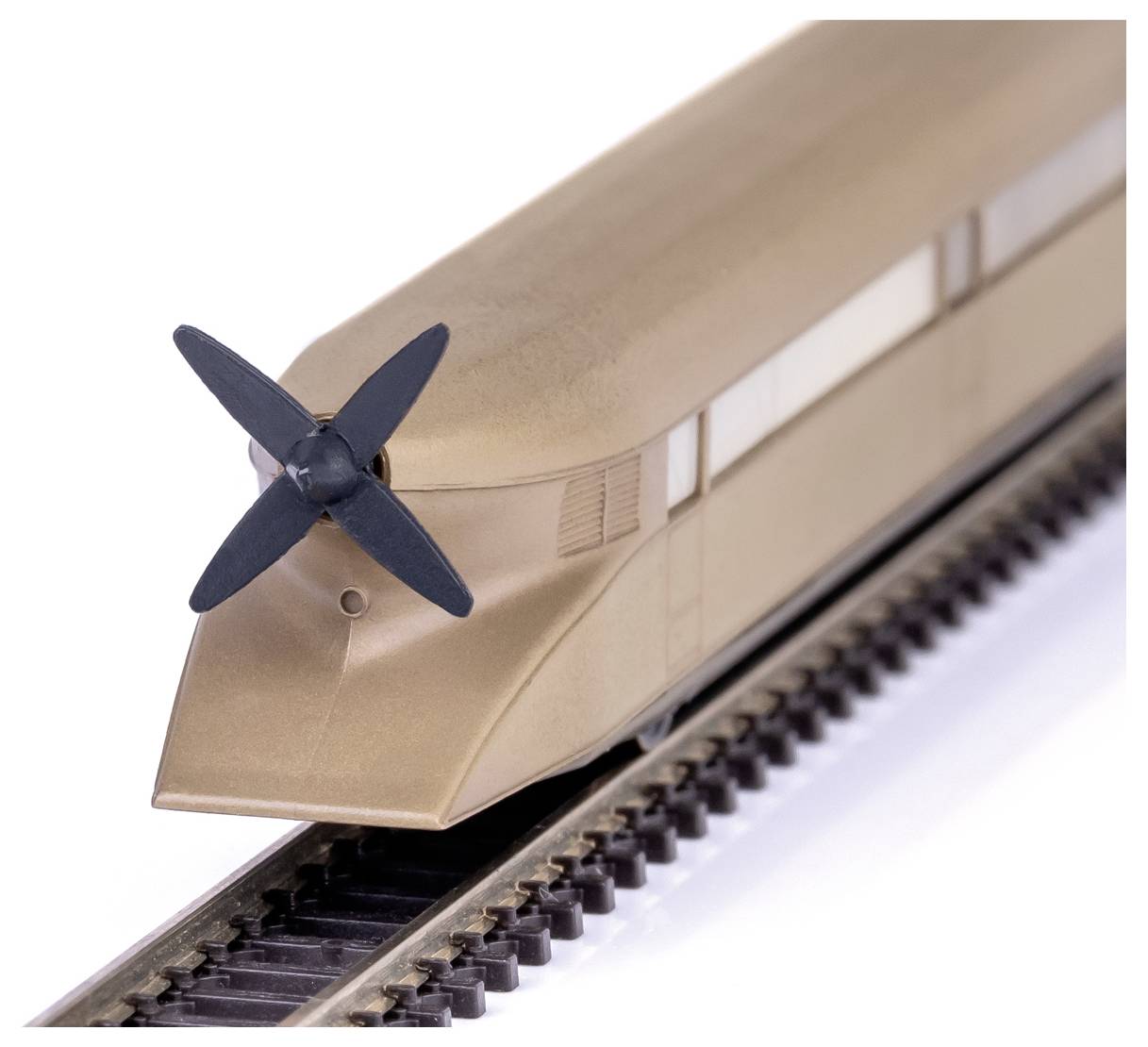 Ein Vintage-Zugmodell mit einem Propeller an der Front, auf einem Gleis, das frühe Transportinnovationen des 20. Jahrhunderts zeigt.