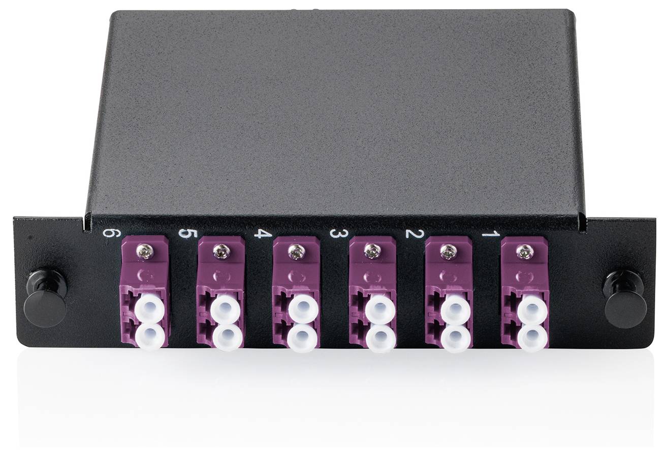 Ein schwarzes rechteckiges Glasfaser-Patchfeld mit sechs magentafarbenen LC-Duplexverbindungen, die von 1 bis 6 gekennzeichnet sind.