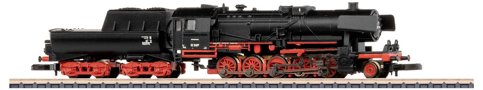 Eine schwarze und rote Modell-Dampflokomotive auf der Ausstellung, mit detaillierten Rädern und Motorenteilen, auf einem Gleis aufgestellt.