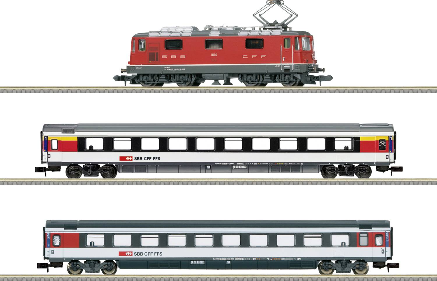 Drei SBB CFF FFS Modellzüge: rote Lokomotive, rot-graues Personenwagen und blau-graues Personenwagen, nebeneinander auf Gleisen dargestellt.