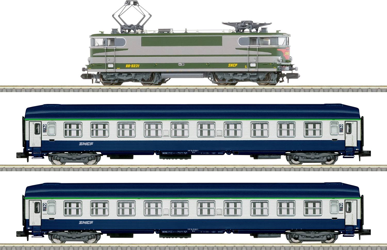 Modelleisenbahnset mit einer grün-silbernen Lokomotive auf dem oberen Gleis und zwei blauen Personenwagen auf separaten Gleisen darunter.