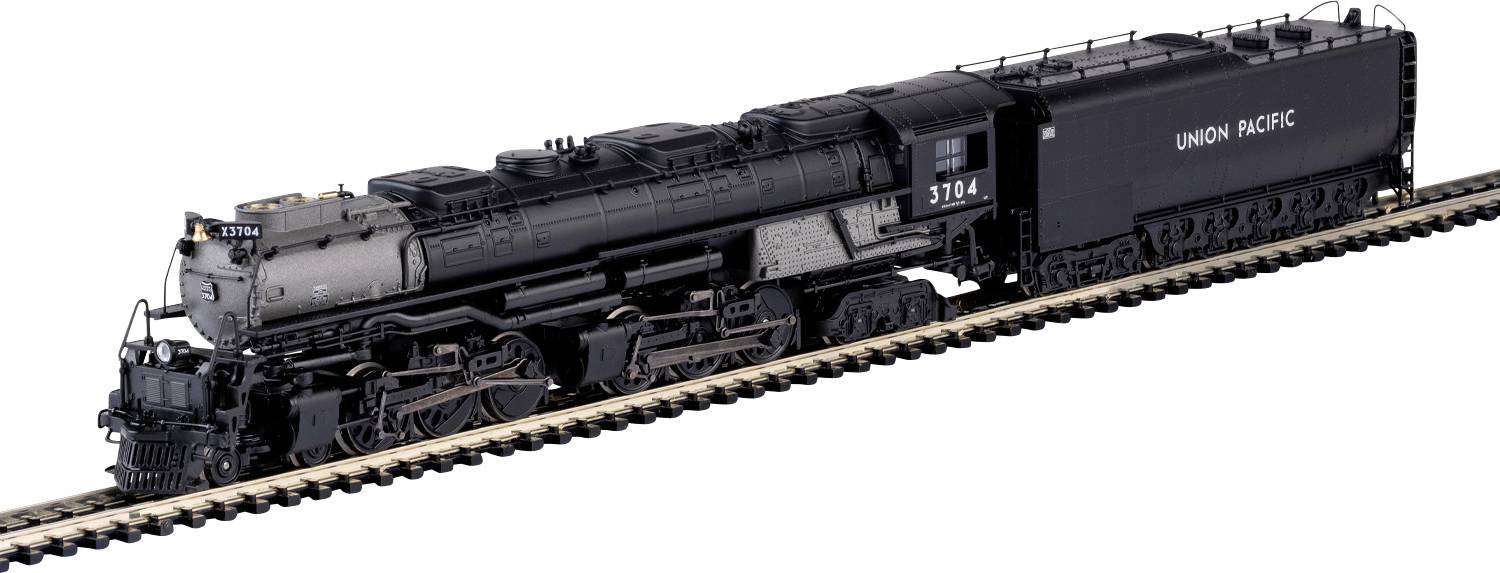 Ein detailliertes Modell einer Vintage-Lokomotive der Union Pacific, Nummer 3704, ausgestellt auf einem kurzen Streckenabschnitt.
