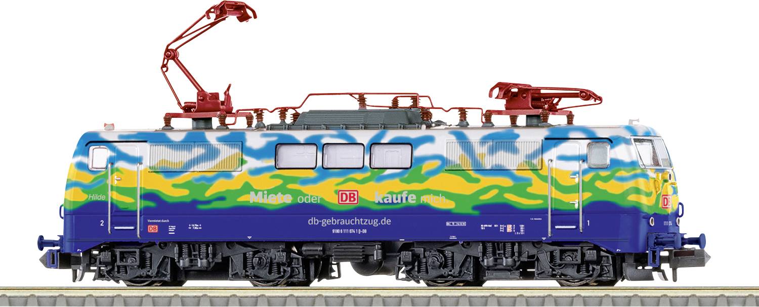 Ein buntes elektrisches Zugmodell, überwiegend blau mit grünen und gelben Designs, mit zwei roten Stromabnehmern auf dem Dach.