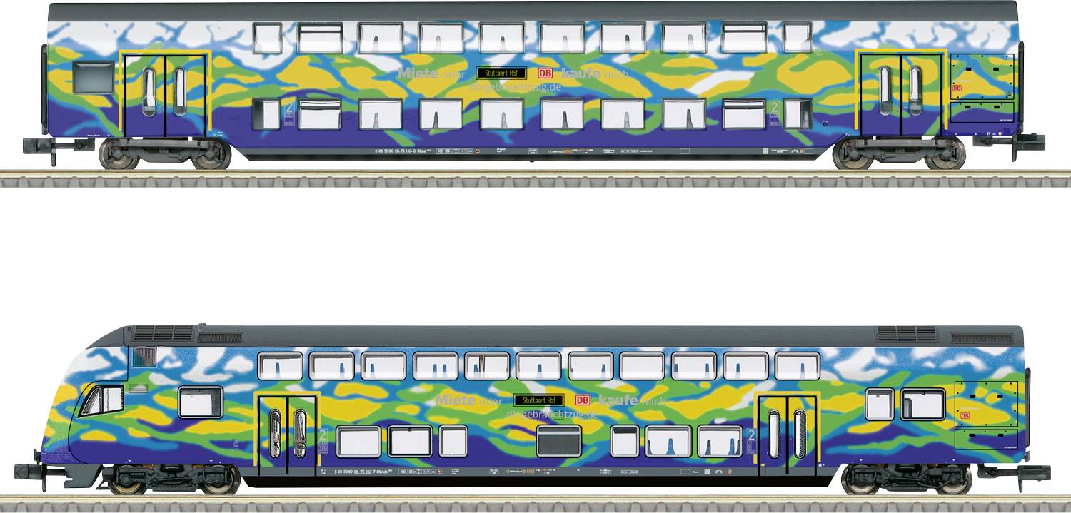 Ein farbenfroher Doppeldeckerzug mit einem lebendigen Camouflage-Muster aus Blau, Gelb und Grün auf seiner Außenseite, gezeigt aus Seitenansichten.