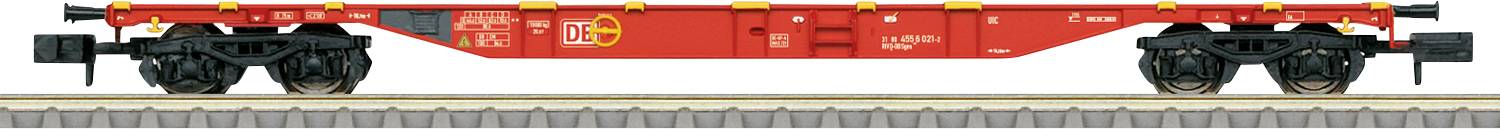 Ein roter Flachbett-Güterwagen auf Schienen, konstruiert für den Transport großer Frachten, mit schwarzen Rädern und einem sichtbaren Herstellerlogo.