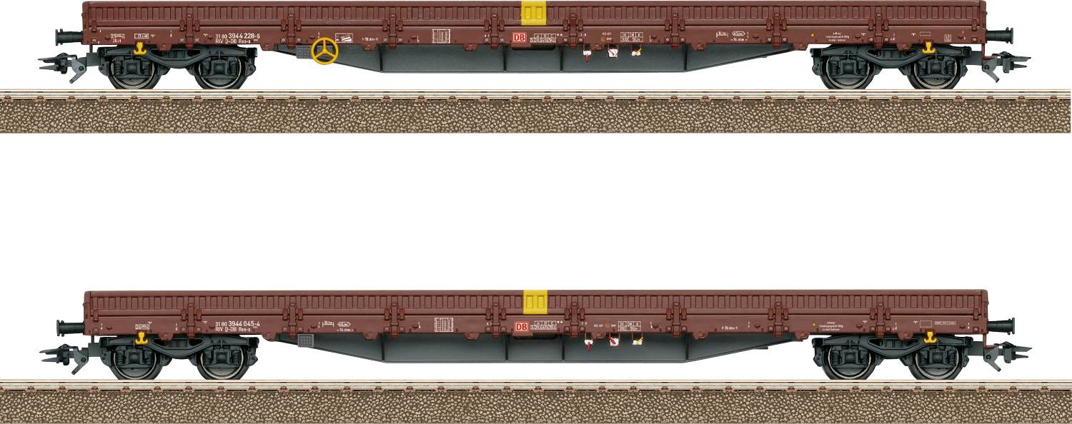Zwei braune Güterwagen mit flacher Ladefläche auf parallelen Gleisen, die die Unterseitsdetails zeigen, konstruiert zum Transport schwerer Lasten, nebeneinander angeordnet.