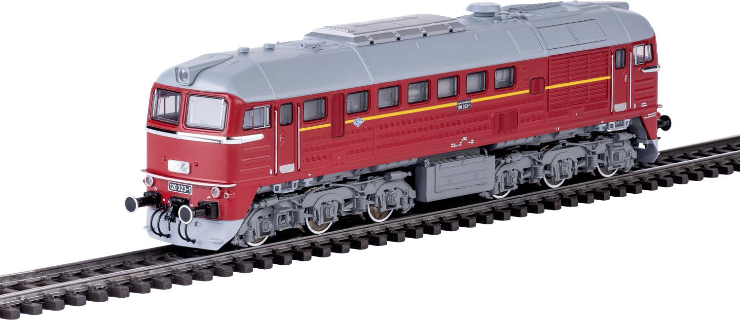 Eine rote und graue Modelleisenbahnlokomotive auf einem Gleis, detailliert mit Fenstern, Lüftungsöffnungen und Rädern.