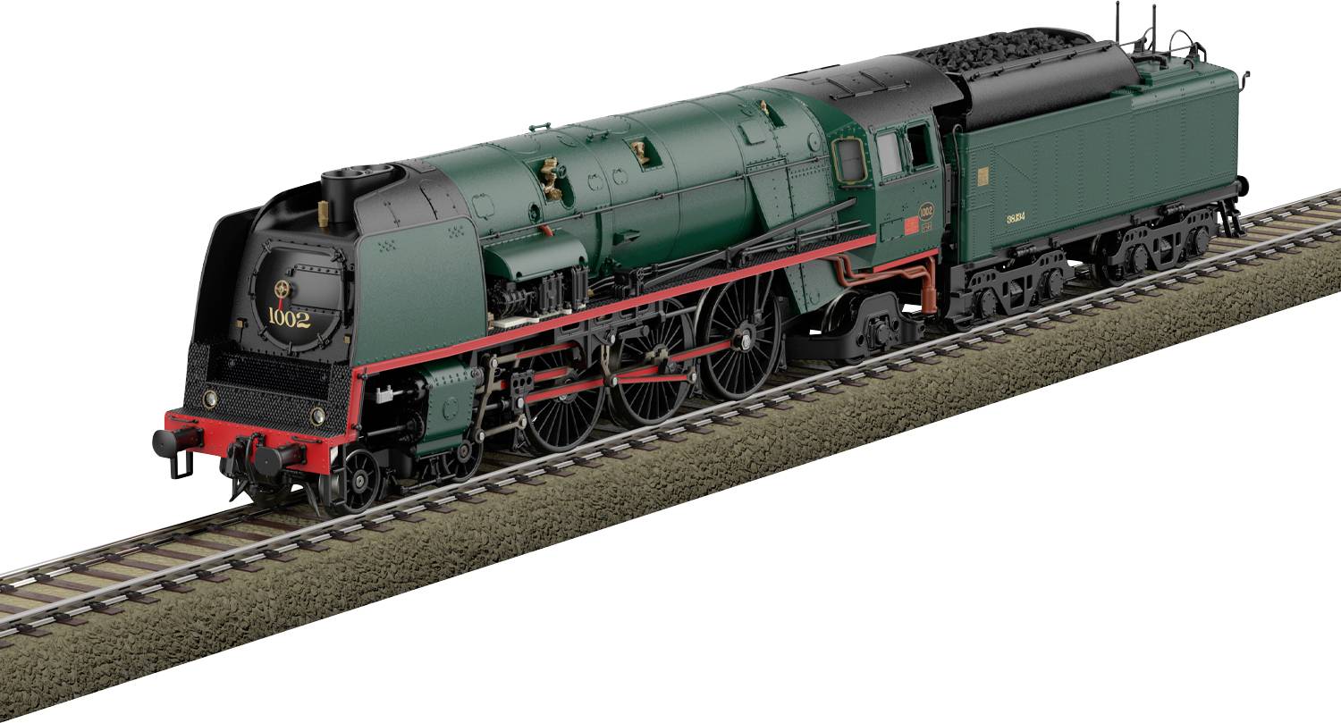 Eine grüne Dampflokomotive mit schwarzen und roten Details fährt auf einer Eisenbahnstrecke.