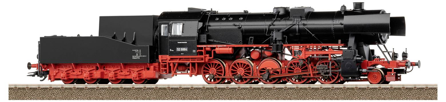 Eine schwarz-rote Dampflokomotive mit großen Rädern auf einem Gleis, die ihr Seitenprofil und detaillierte äußere Komponenten zeigt.