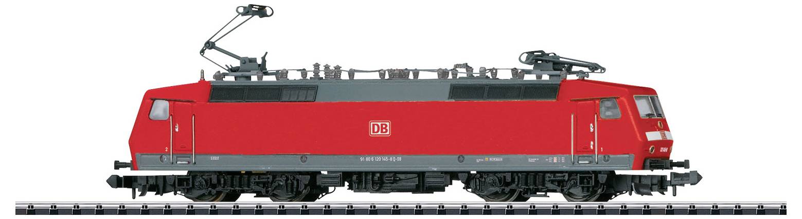 Eine rote Zuglokomotive mit DB-Logo auf der Seite, ausgestattet mit Stromabnehmern auf dem Dach, ausgestellt auf einer einzelnen Schienenanlage.